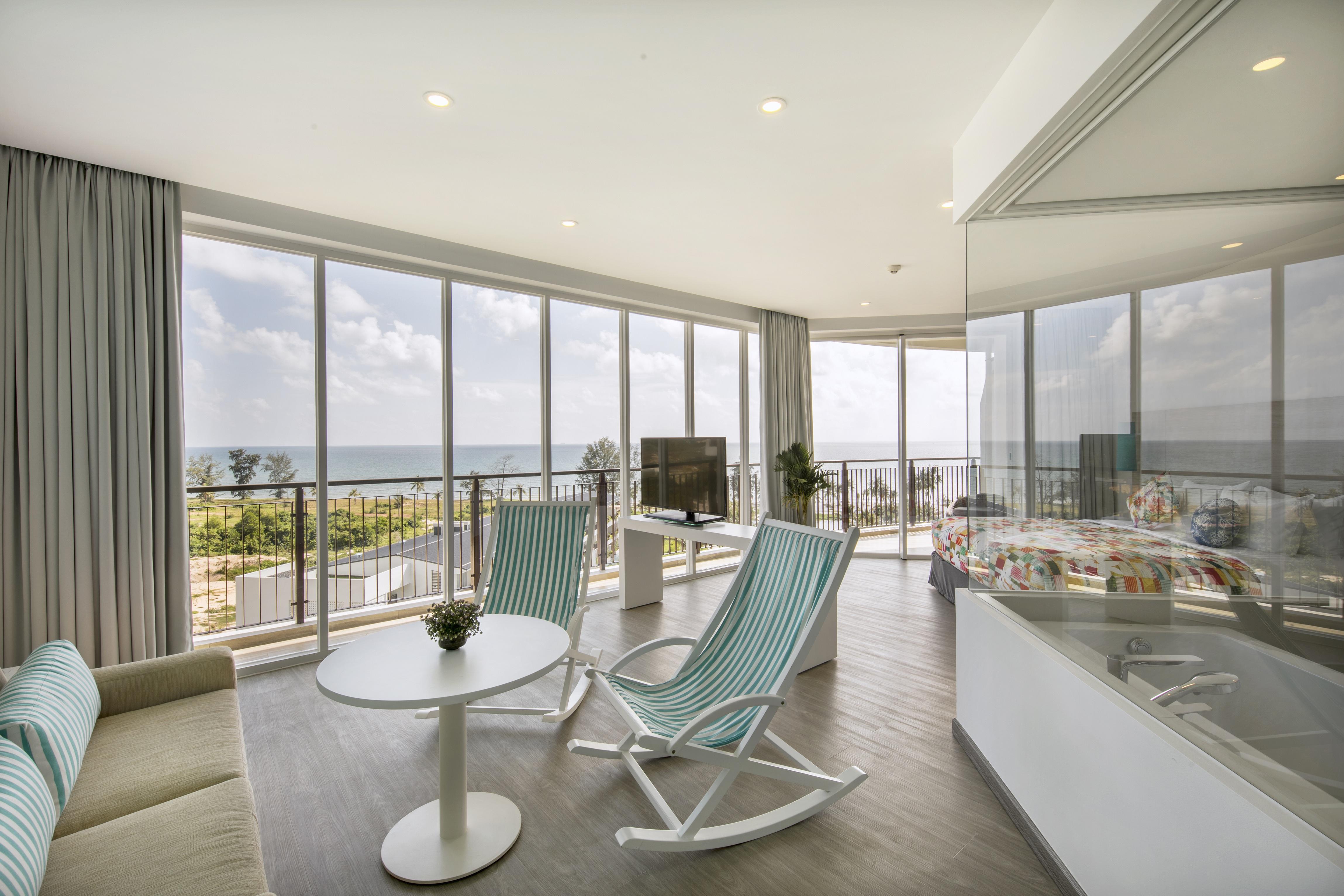 Sol By Melia Phu Quoc Hotell Exteriör bild The interior of a suite at the hotel