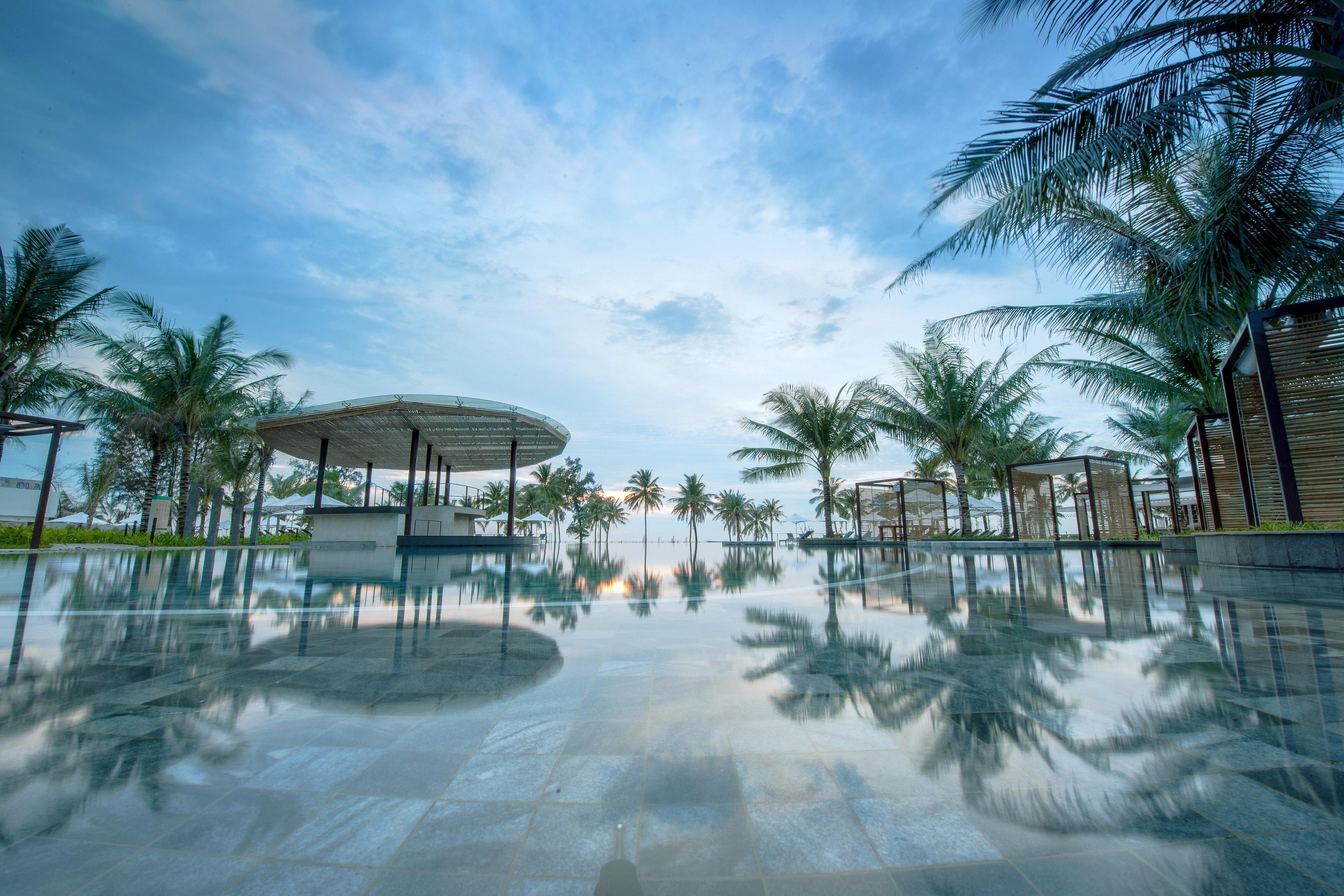 Sol By Melia Phu Quoc Hotell Exteriör bild The pool at the hotel