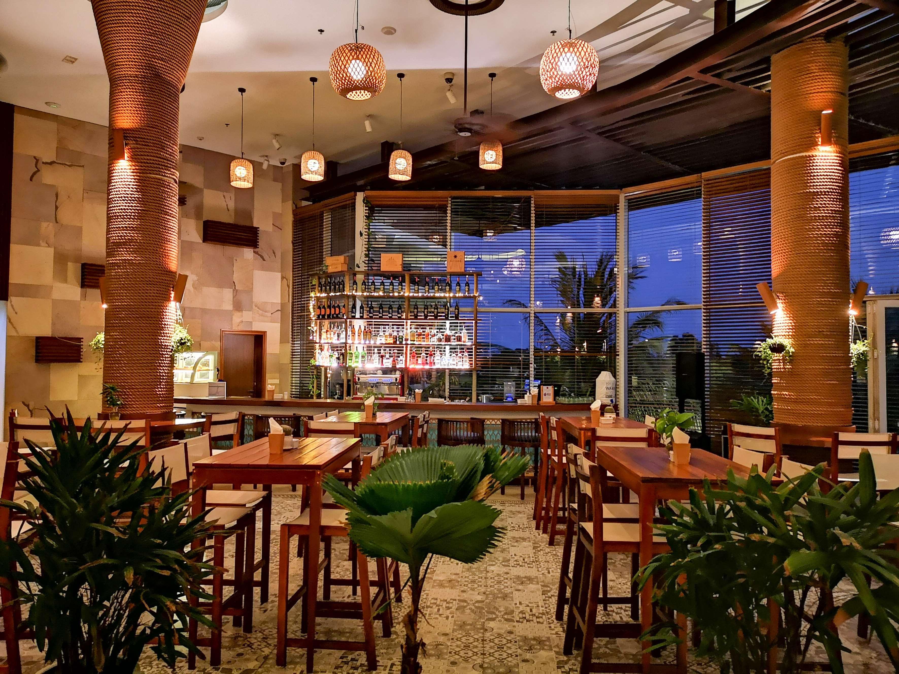 Sol By Melia Phu Quoc Hotell Exteriör bild The interior of a restaurant in Cancun, Mexico