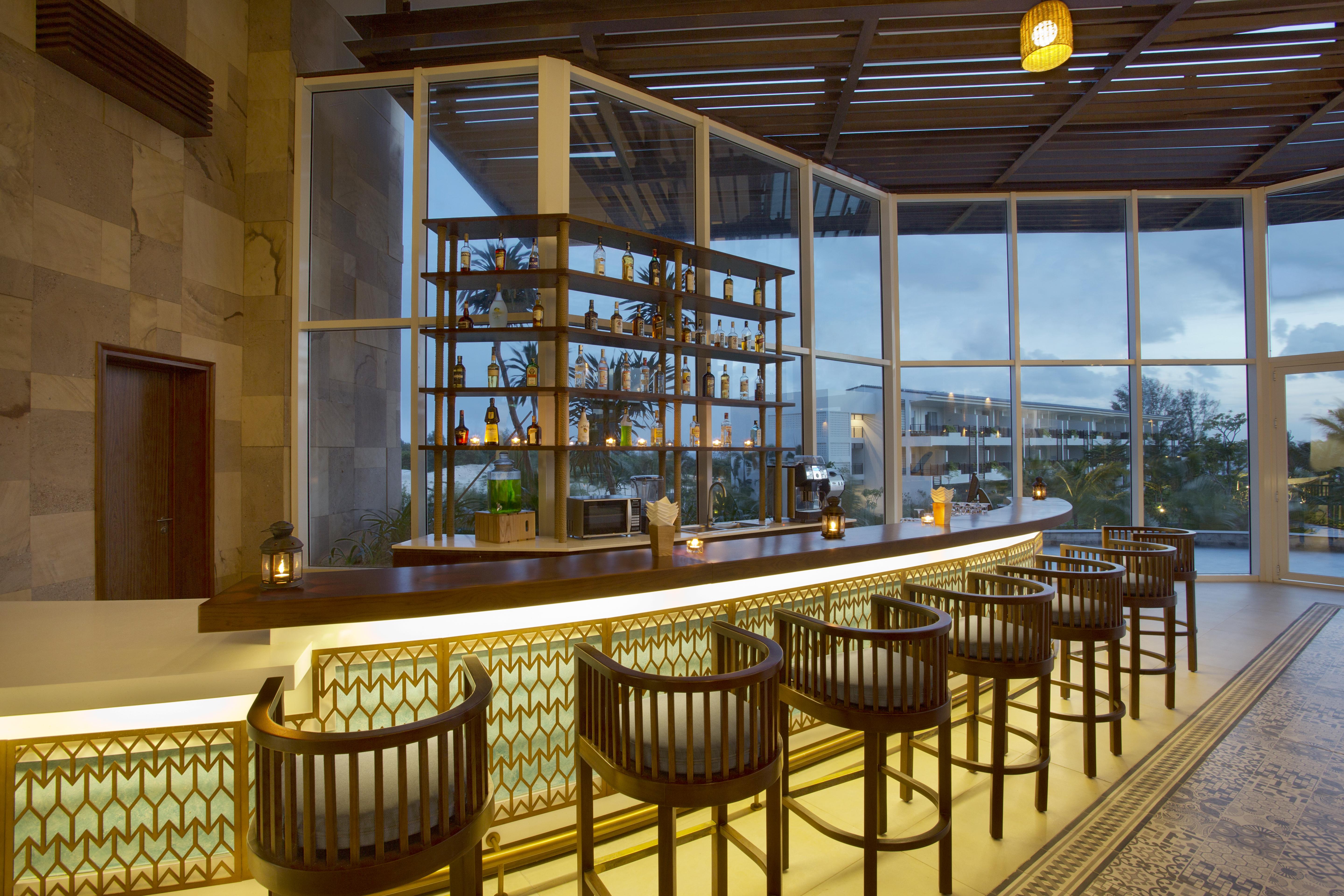 Sol By Melia Phu Quoc Hotell Exteriör bild The bar at the hotel