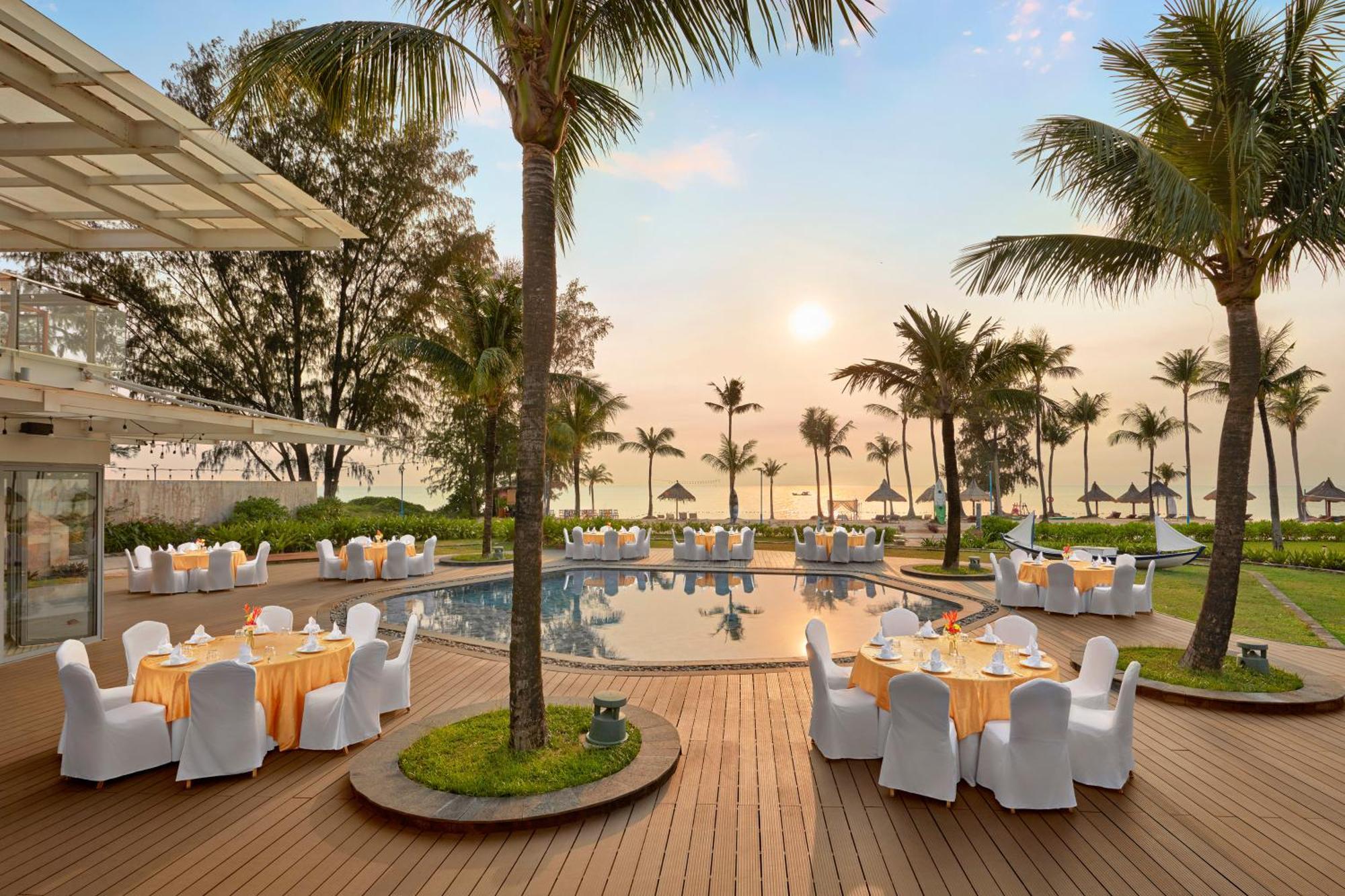 Sol By Melia Phu Quoc Hotell Exteriör bild The pool at the hotel