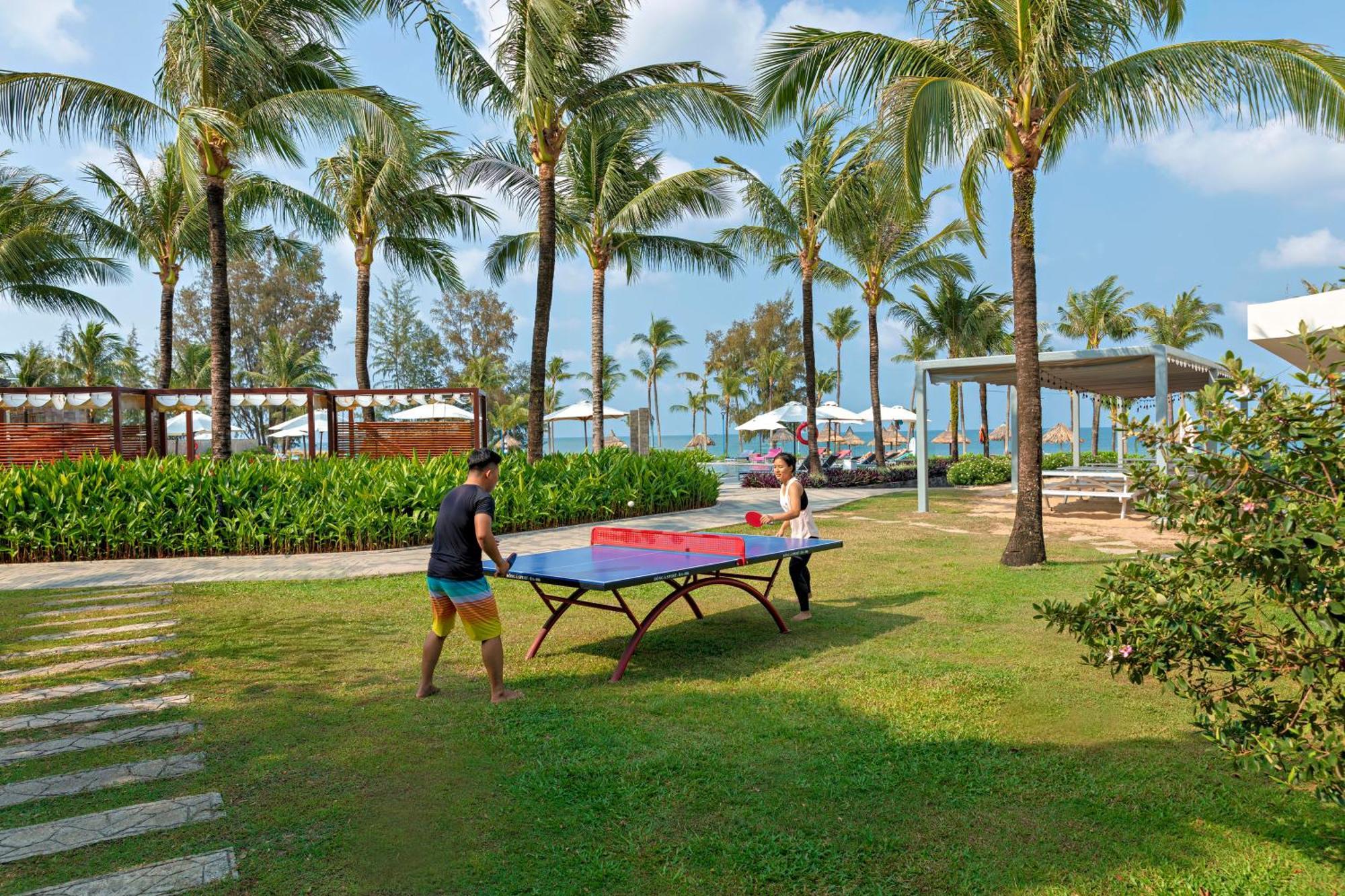 Sol By Melia Phu Quoc Hotell Exteriör bild Table tennis at Vinpearl Hotel Nha Trang