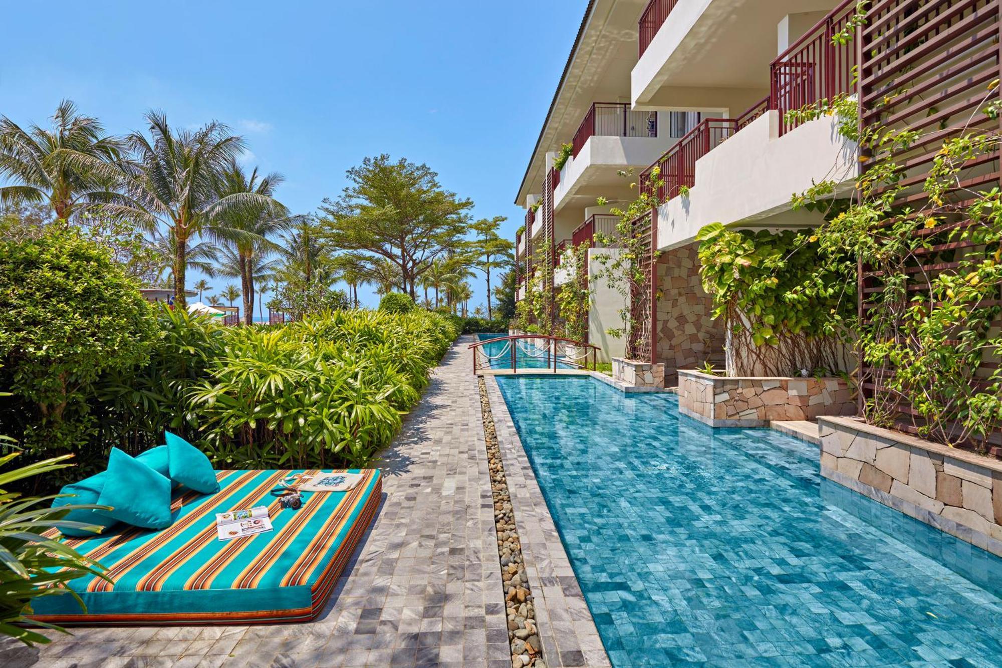 Sol By Melia Phu Quoc Hotell Exteriör bild The swimming pool at the hotel