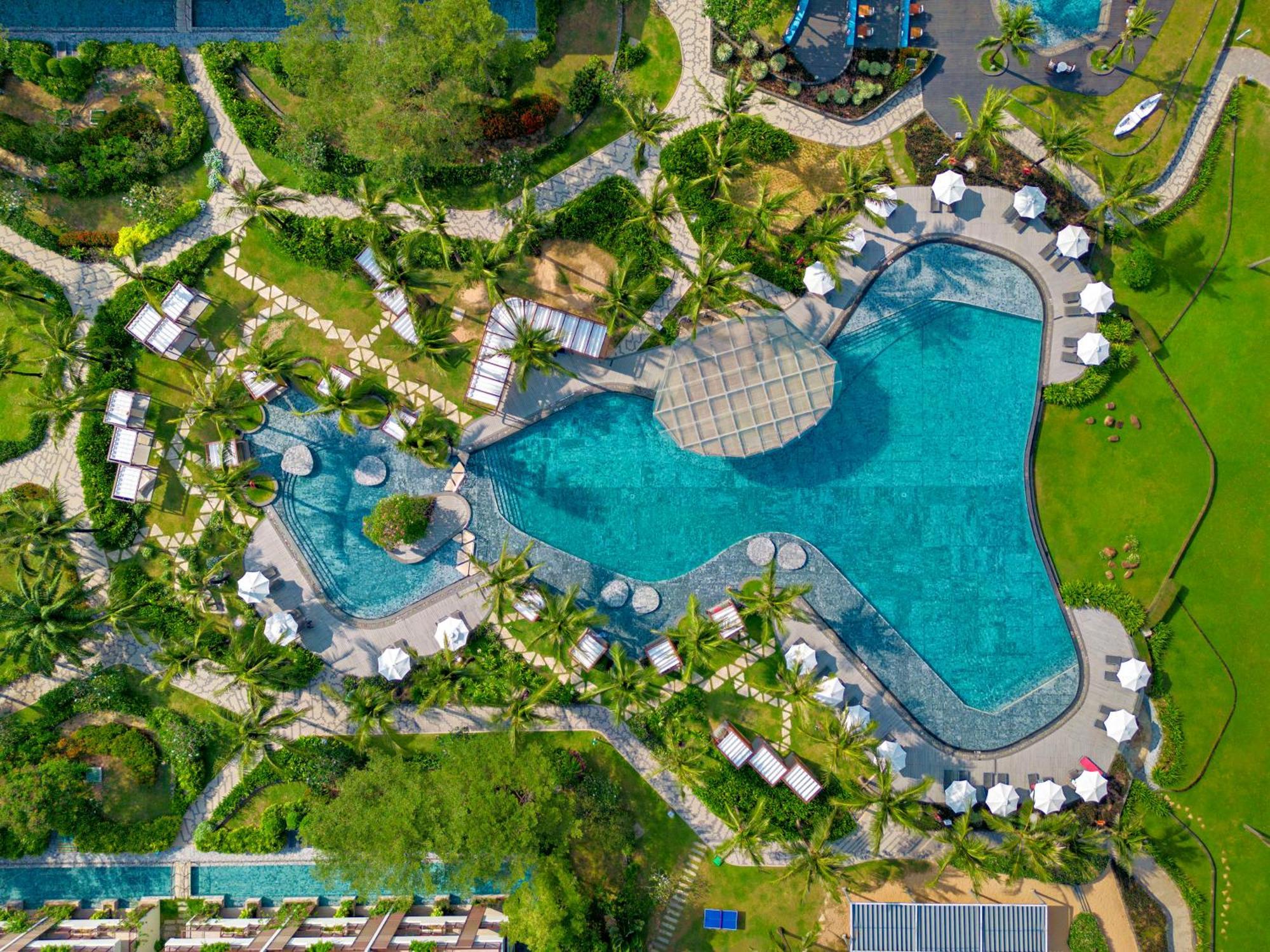 Sol By Melia Phu Quoc Hotell Exteriör bild Aerial view of the pool at the Sheraton Nha Trang Hotel & Spa Resort