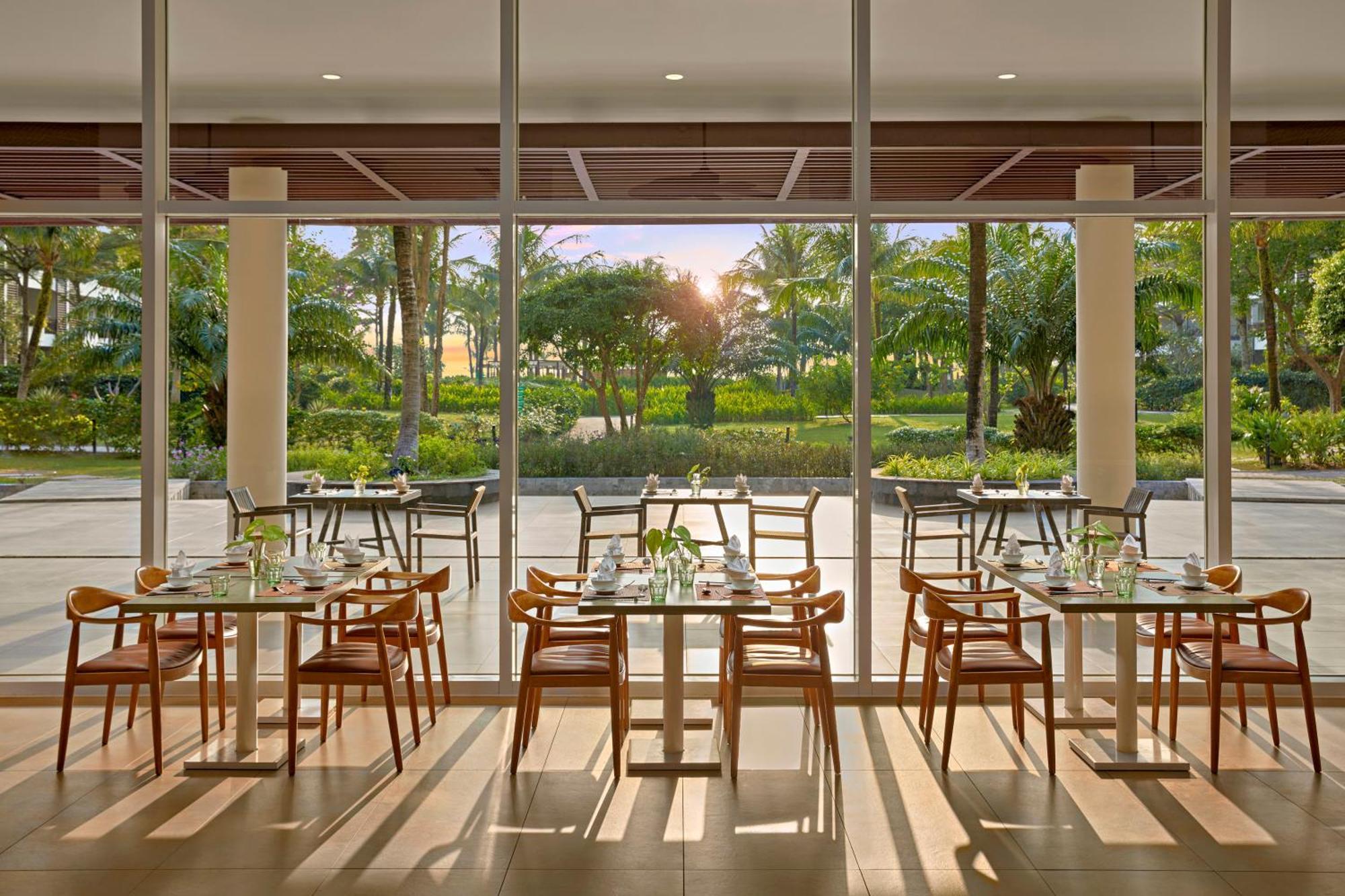 Sol By Melia Phu Quoc Hotell Exteriör bild The restaurant at the hotel
