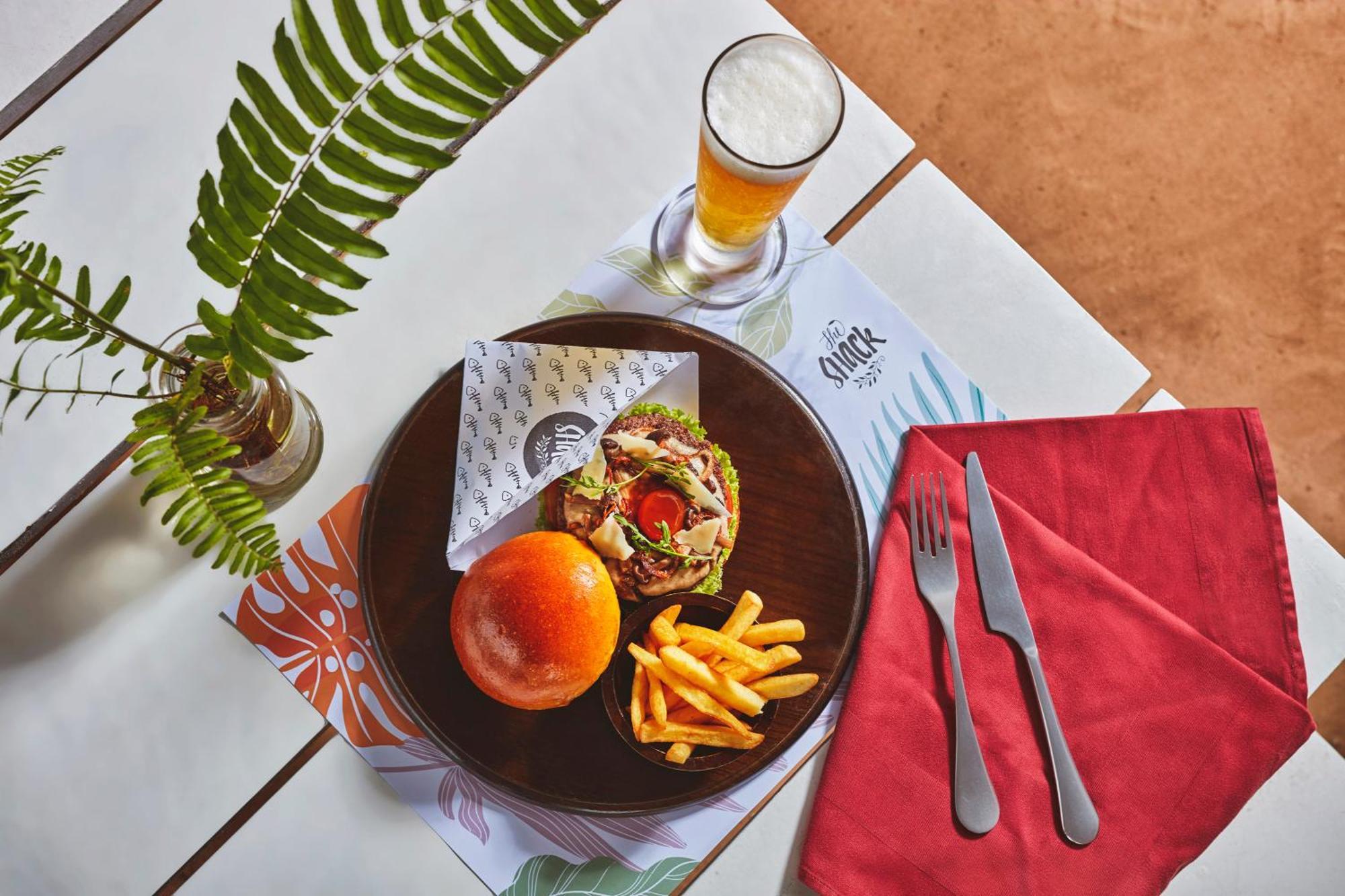 Sol By Melia Phu Quoc Hotell Exteriör bild Burger and fries at a restaurant