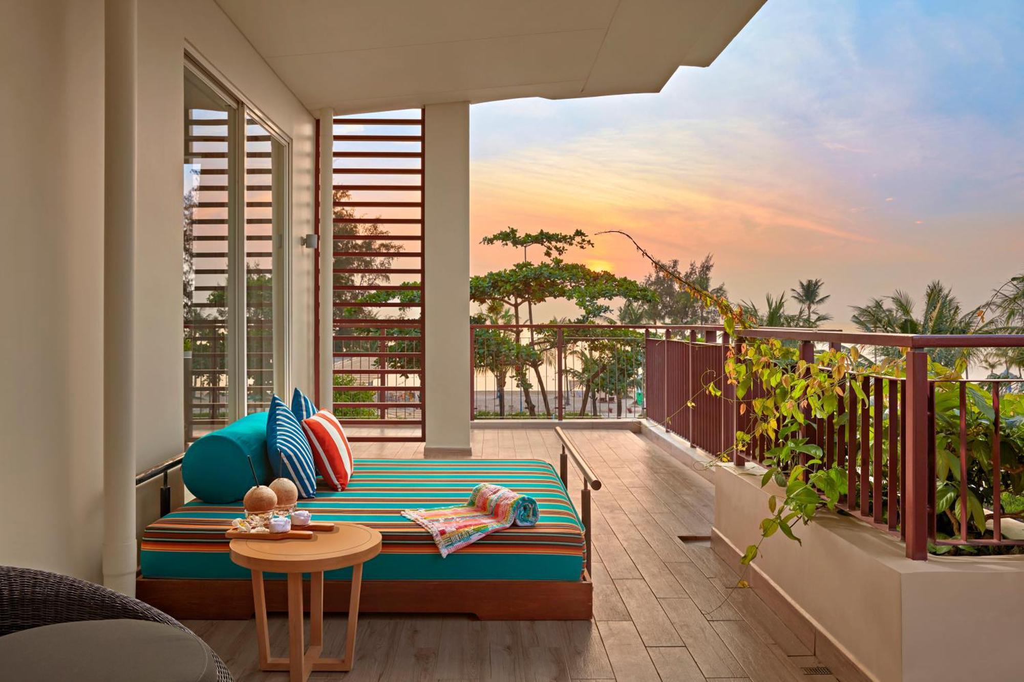 Sol By Melia Phu Quoc Hotell Exteriör bild A balcony at the hotel